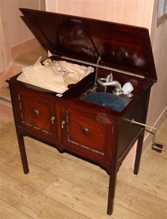 A 1920s gramophone W.79cm